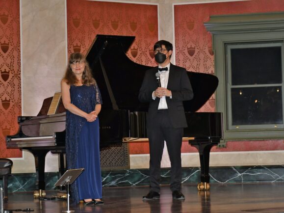 Zlatomir Fung takes questions from the stage {{brizy_dc_image_alt imageSrc=