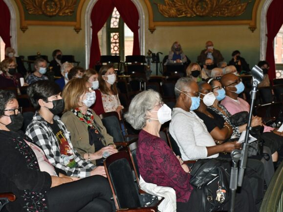 Audience in masks due to Covid {{brizy_dc_image_alt imageSrc=