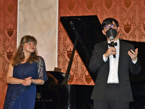 Zlatomir Fung takes questions from the stage {{brizy_dc_image_alt imageSrc=