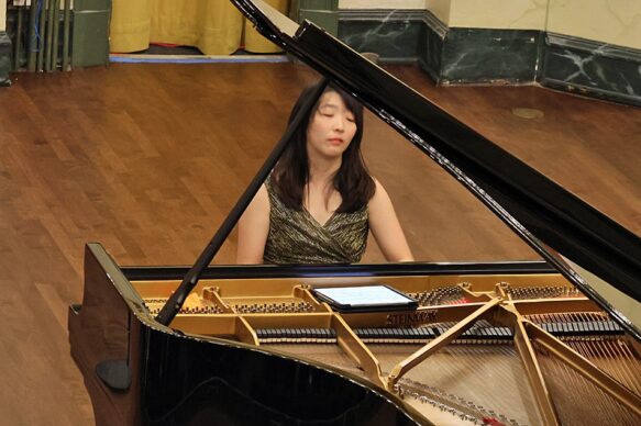 Claire Huangci, pianist {{brizy_dc_image_alt imageSrc=