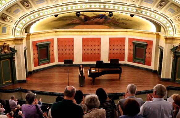 Standing ovation {{brizy_dc_image_alt imageSrc=