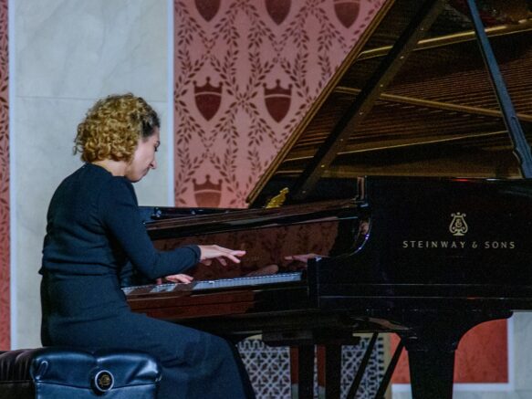 Sara Daneshpour, piano