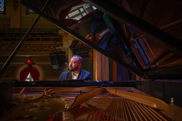 Jonathan Mamora, pianist Jonathan Mamora, pianist