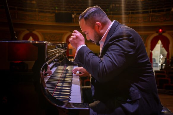 Jonathan Mamora, pianist Jonathan Mamora, pianist
