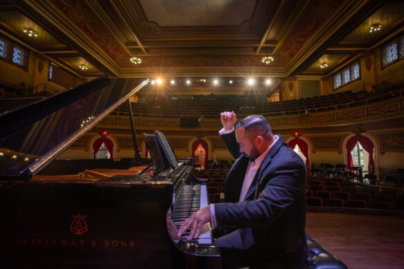 Jonathan Mamora, pianist Jonathan Mamora, pianist