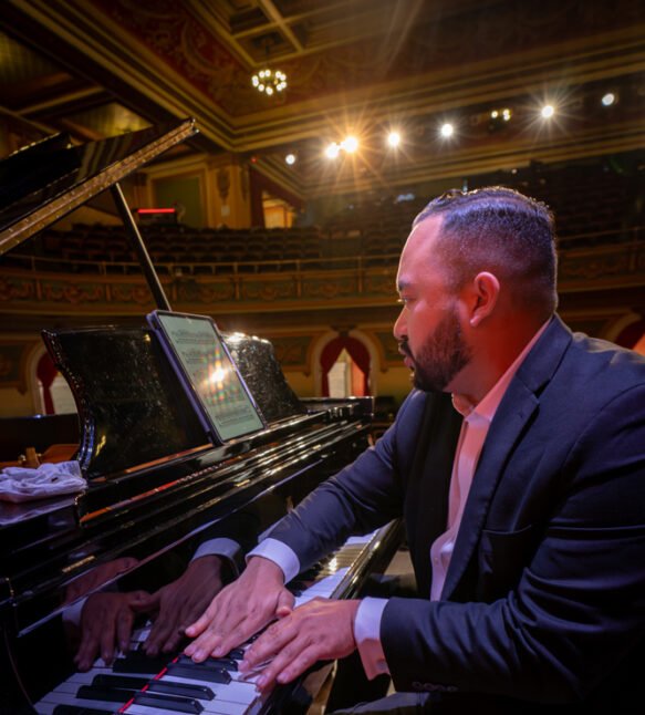 Jonathan Mamora, pianist Jonathan Mamora, pianist