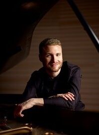 Adam Golka, piano