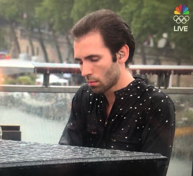 Former MMC recitalist @alexandrekantorow braved the rain while performing in the opening ceremony for the 2024 Olympics in Paris earlier today! Tune in now to catch the rebroadcast! 🇫🇷🎹🥇  #olympics #openingceremony #paris2024 #piano #pianist #MMC