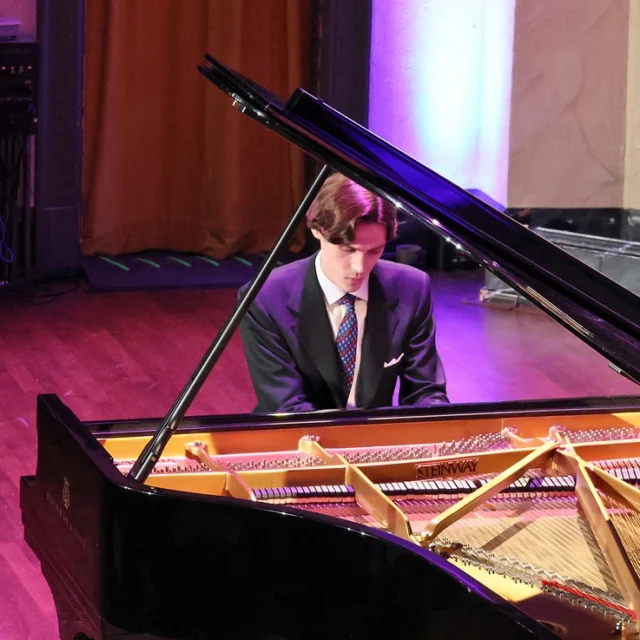 This past Sunday, Jaeden Izik-Dzurko performed a gorgeous program full of brilliant technique and exquisite artistry. His encore even had us dancing in our seats! 😉

Thank you Jaeden and everyone who joined us! 🎶